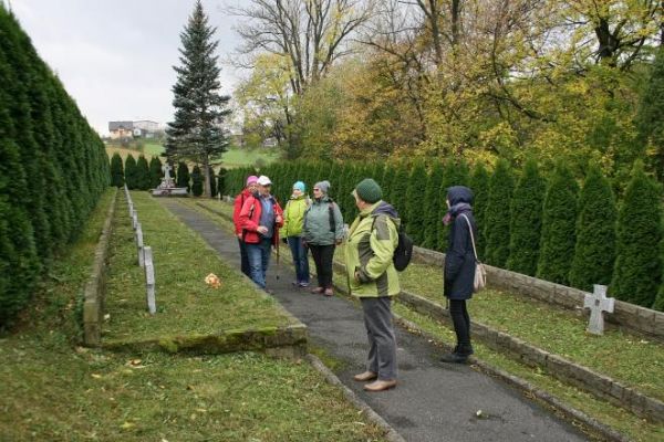 mogiły żołnierskie na cmentarzu wojennym - tu pochowani polegli na frontach I - szej i  II - giej wojny światowej.