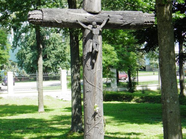 Zabytkowy krzyż w Parku wokół Pałacu w Zarzeczu..