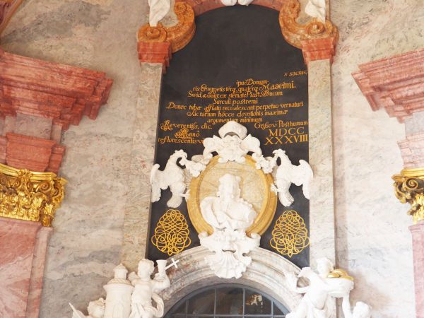 w Mauzoleum Piastów świdnicko-jaworskich, warto poznać historię dot. zabawy małego Bolka III - Michasia z dworskim błaznem i o kamieniu i o skutkach tej zabawy