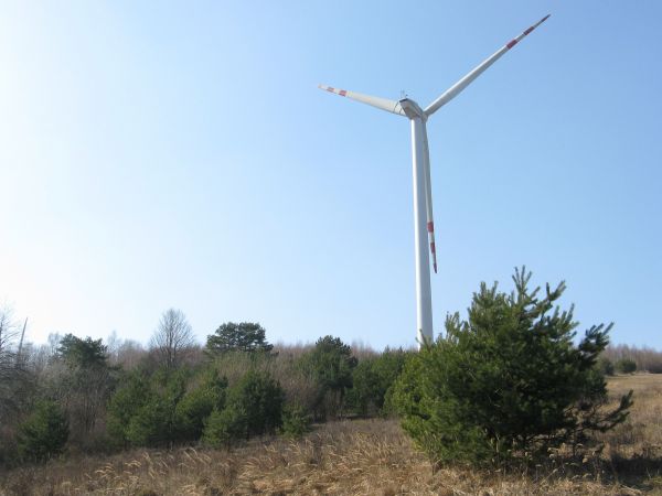 turbina wiatrowa - pod każdą turbiną 300 ton żelbetu. Miejscowi "coś mówili" o efektach stroboskopowych - tj. migotaniu światła słonecznego odbitego od obracają