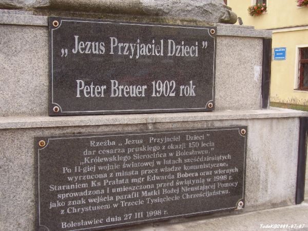 Upamiętnienie powojennych perypetrii pomnika.
To dar cesarza Prus dla królewskiej instytucji w Bolesławcu.