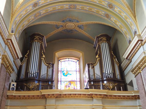 chór i organy w świątyni, w oknie witraż ze scenami z życia św. "Jana Duklana" - sanktuarium św. Jana z Dukli.