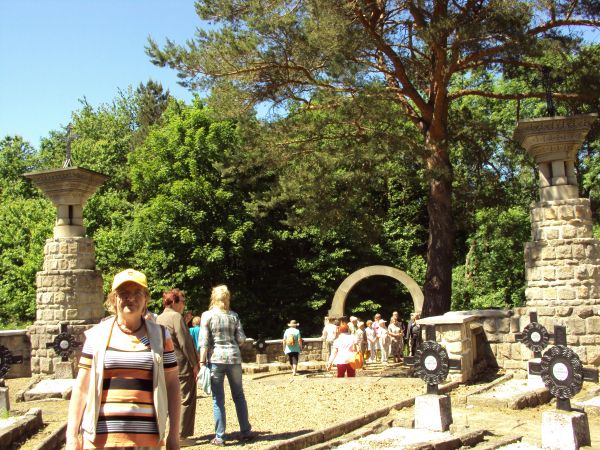 cmentarz wojenny poległych żołnierzy Trzech Mocarstw podczas bitew 1-szej wojny światowej - jesień 1914 i Bitwa Gorlicka w maju 1915r. Armie : niemiecka i austr