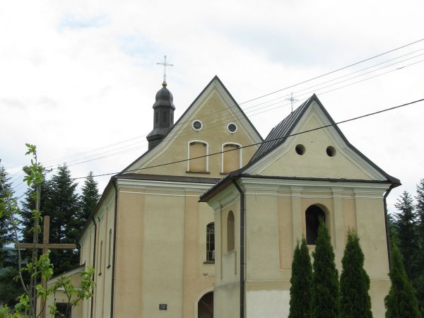 kościół pw. św.św. Kosmy i Damiana, z 1804r.,który dziedziczka wybudowała dla służby dworskiej i robotników manufaktury, gdzie bielono płótno a to miejsce do dz