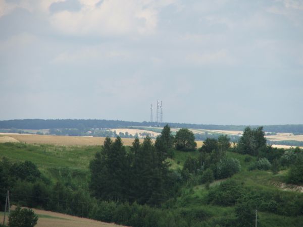 Widok na Miechów, w oddali widoczne 3 maszty antenowe znajdujące się przy drodze E7