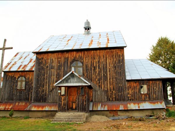 Dawna cerkiew greckokatolicka, drewniana, zbudowana w 1835 r., częściowo spalona w 1986 r. i odrestaurowana, przez wiele lat użytkowana jako kościół, obecnie op