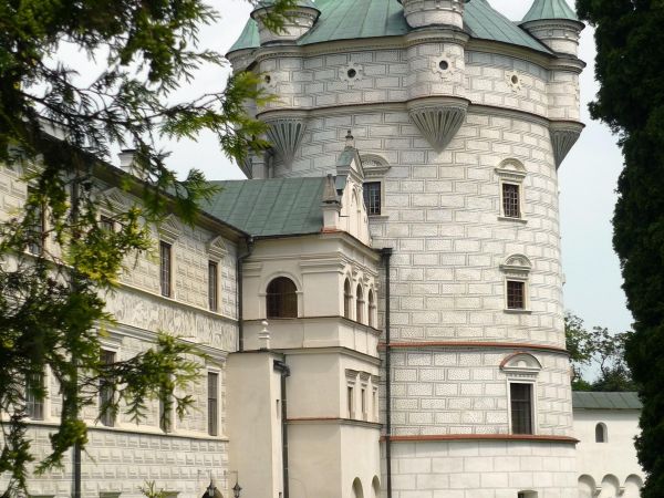 Jedna z najpiękniejszych rezydencji pałacowych w Polsce. Położona 10 km na południe od Przemyśla.  Zamek - pałac powstał w XVI wieku.  Przez kolejne lata rozbud