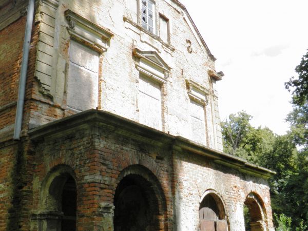 Stary park i dworek szlachecki. Nie zamieszkały i zaniedbany . Na szczęście władze Gminy zabezpieczyły budowlę nowymi dachami i rynnami oraz dobrym zabezpieczen