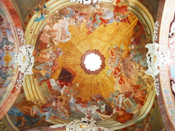 w Mauzoleum Piastów świdnicko-jaworskich - polichromia kopuły południowej.