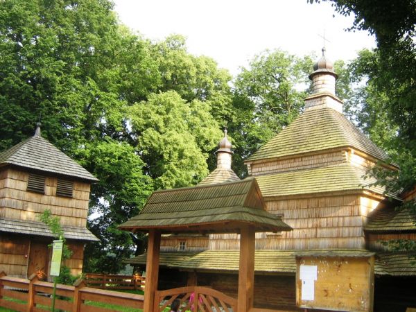 Widok cerkwi oraz stojącej obok dzwonnicy.