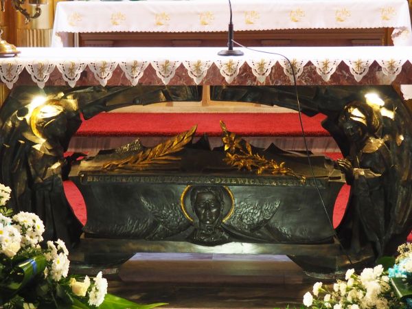 sarkofag pod mensą ołtarza głównego - w trumience doczesne szczątki bł. Karoliny Kózkówny.