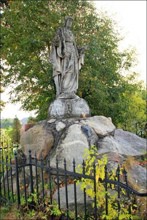 Cerkiew Pokrow Przeświętej Bogarodzicy w Miękiszu Starym. Zbudowana w latach 1803−1811. Wokół cerkwi groby rodziny Younga.