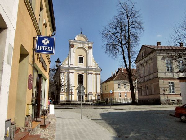 Reszel-Stare Miasto,ul. Podzamcze,na wprost cerkiew,z prawej dawne Kolegium Jezuickie 2012-04-21