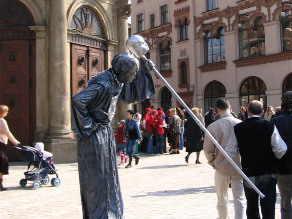 PRZED KOSCIOLEM MARIACKIM