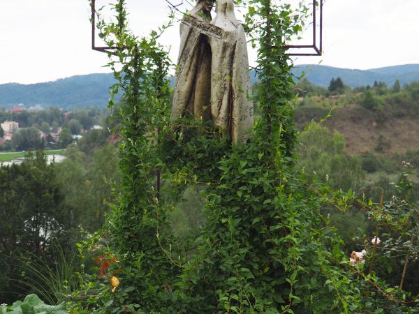 od kościoła do klasztoru prowadzi Droga Krzyżowa - n/z Stacja IV : Jezus spotyka swoją Matkę. To Ona, cierpiąca Mater Dolorosa pod krzyżem podczas ukrzyżowania