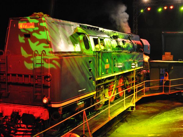 Wolsztyn - PAROWOZOWNIA, niemiecki parowóz podczas  prezentacji na obrotnicy w czasie podczas pokazu PARA, ŚWIATŁO, DŹWIĘK.