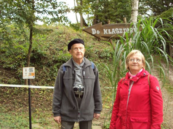 w drodze do zespołu klasztornego - znaki poprowadzą, my będziemy zwiedzać, zdjęcia robić, komentować, podziwiać i chwalić postęp prac rekonstrukcyjnych, zabezpi