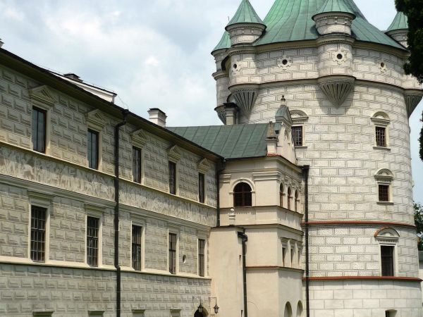 Jedna z najpiękniejszych rezydencji pałacowych w Polsce. Położona 10 km na południe od Przemyśla.  Zamek - pałac powstał w XVI wieku.  Przez kolejne lata rozbud