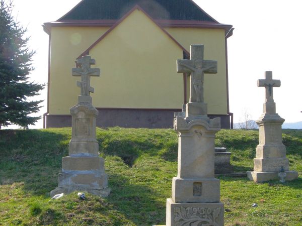 na starym, greckokatolickim cmentarzu - nagrobki kamienne z pocz. XX wieku, ludowe, wykonane przez kamieniarzy z Brusna Starego /polecam galerię m. Radruż/ w ks