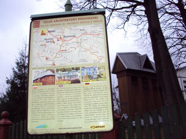 przy kościele - obok dzwonnicy: plansza na "Szlaku Architektury Drewnianej" a tam Klimkówka - Iwonicz-Zdrój - Rymanów-Zdrój  - dla ciekawskich: Klimkówkę nazywa