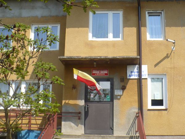 Ośrodek Zdrowia  w Brzostkowie powstał w końcu lat 60-tych XX w.W budynku znajduje się też apteka i mieszkania dla personelu medycznego.