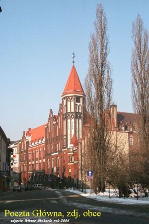 Widok budynku Poczty od ulicy Dworcowej na Dolne Wały.