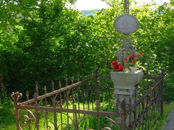 na starym przycerkiewnym cmentarzu: kamienne nagrobki, otoczone kutymi płotkami i wyróżniające się okazałymi krzyżami.