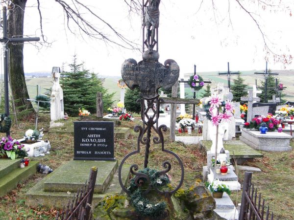 na cmentarzu greckokatolickim, przed - obok i wśród interesujących kamiennych krzyży nagrobnych, przeważnie z pocz. XX wieku.