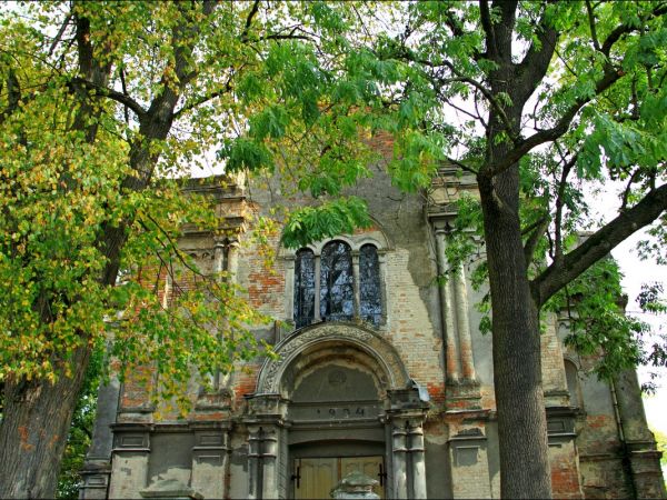 Zrujnowana , murowana cerkiew greckokatolicka , wybudowana w 1904 r. w stylu nowobizantyjskim w Starym Dzikowie. W 2007 r. w jej plenerach kręcono film A. Wajdy