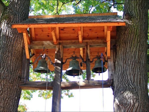 Dawny kościół rzymskokatolicki pw. Objawienia Pańskiego (Trzech Króli), zbudowany w 1754 r. Według tradycji kościół został zakupiony i przeniesiony z Narola. Dz