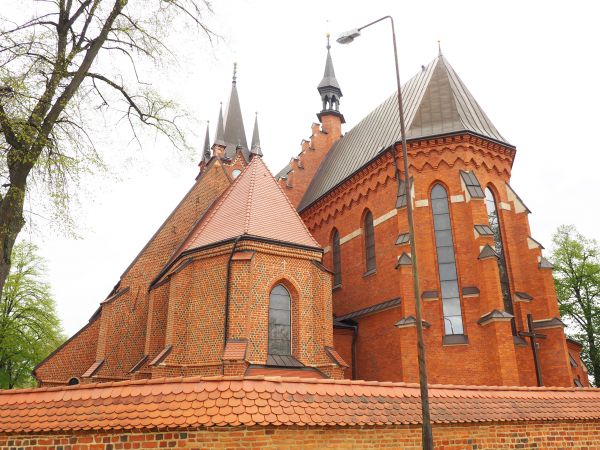 po lewej : kościół św. Marii Magdaleny i w latach 1911 - 14 połączony został  z kościołem pw. św. Stanisława Biskupa Męczennika - n/z widoczne obie świątynie -