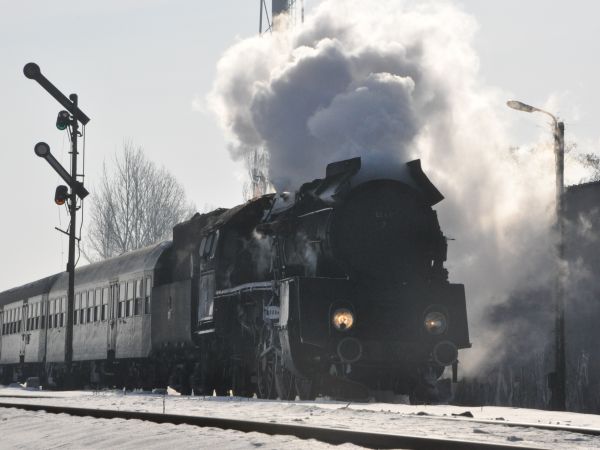 Wolsztyn przyjazd pociągu relacji Poznań - Wolsztyn prowadzonego przez parowóz OL49.