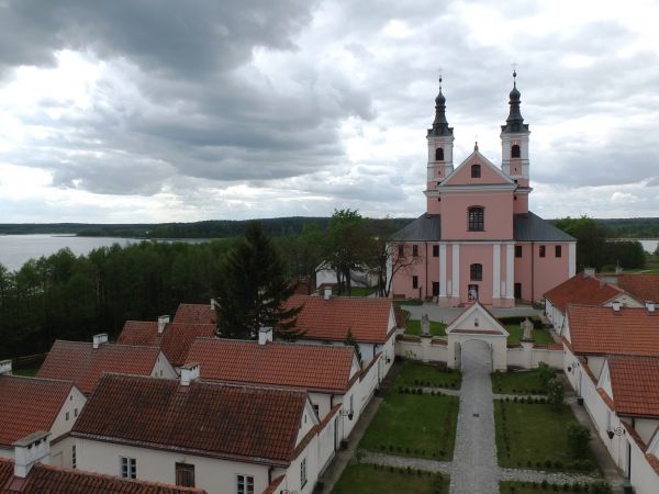 Kościół klasztoru p.w Niepokalanego Poczęcia NMP z widocznymi na pierwszym planie eremickimi celami zakonników