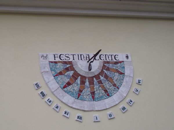 gnomon - zegar słoneczny - na ścianie budynku / siedziby Uniwersytetu Ludowego Rzemiosła Artystycznego /na mapie: źle naniesiony !/.