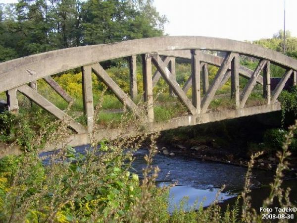 W pobliżu jest most betonowy po którym jeszcze kursował pociąg wąskiego toru z pracownikami do kopalni w Gliwicach.
Jest na nim rok budowy 1907 - zdjęcie było