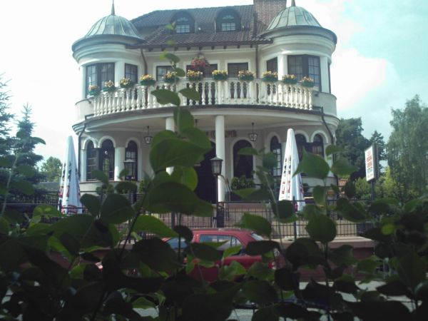Willa przy ul.10 Marca.
Widok na kawiarnię Golden Cafe.
