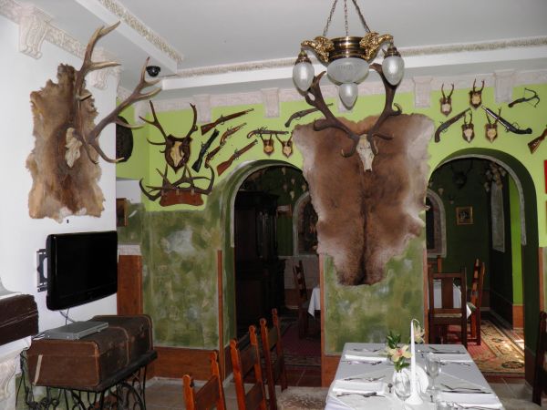 Dwór szlachecki i park wokół niego z XVII wieku w Boratynie k. Jarosławia. Obecnie mieści się tam piękna restauracja i winiarnia oraz hotel.