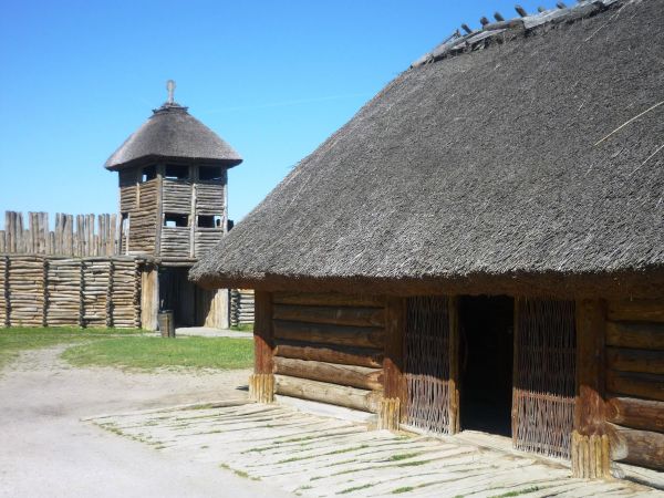 Osiedle w Biskupinie powstało  najprawdopodobniej zimą 738 roku p.n.e. Założono je na podmokłej wyspie na Jeziorze Biskupińskim (obecnie półwysep), o kształcie