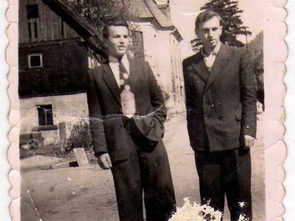 Zbylutów. Rok ok.1950.Fragment kościoła ewangelickiego oraz budynku przed kościołem.