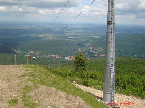 Podziwiam ścielący się w dole Świeradów Zdrój - tam gdzie inni jechali gondolą, ja poszłam na nóżkach i nie żałuję, piękne widoki.
Moje serce zostało w tym mie