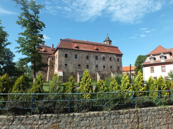 Pałac wybudowany przez  Czettritzów. W zrekonstruowanej oficynie mieści się restauracja i hotel.