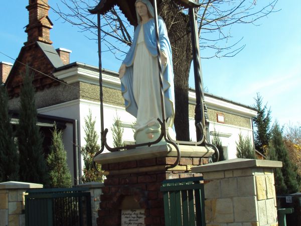 figura Najświętszej Maryi Panny Niepokalanego Poczęcia - przy ul. Sikorskiego, była tam Ochronka pw. św. Kingi. Figurę ufundowała pani Cecylia Grenczer - wielol