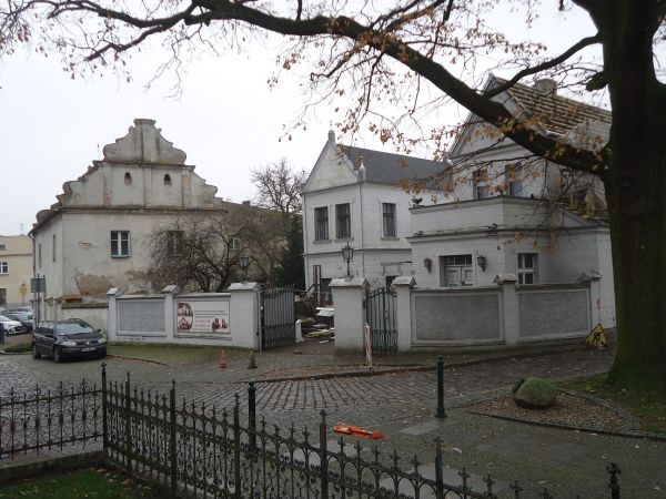 Dawny zajazd z 1777, z lewej daw. Organistówka z 1685