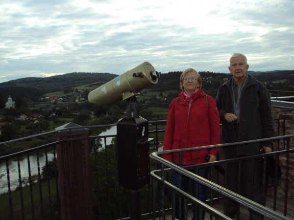 na tarasie widokowym - osadzonym na wieży klasztornej, tu : "wieczorową porą" a w dole rzeka Osława - opływa klasztorne wzgórze Marymont i dalej po lewej jasna