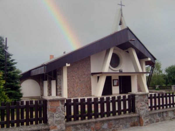 Kościół p.w. Matki Boskiej Królowej Polski.