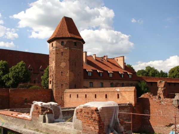 Zamek krzyżacki - trzyczęściowa twierdza obronna w stylu gotyckim . Składa się z zamku niskiego, zamku średniego i zamku wysokiego.  Pierwotna nazwa zamku używa