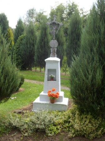 kapliczka przydrożna - stały element polskiego pejzażu, były i są znakiem  obecności chrześcijaństwa, wyrazem pobożności ludowej i swoistej formy modlitwy.