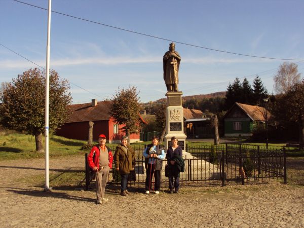 przed pomnikiem Władysława Jagiełły. W 1425r. król powierzył Matiaszowi ze Zboisk założenie miasta Tirawa a siłami jeńców grunwaldzkich kościół wybudować nakaza