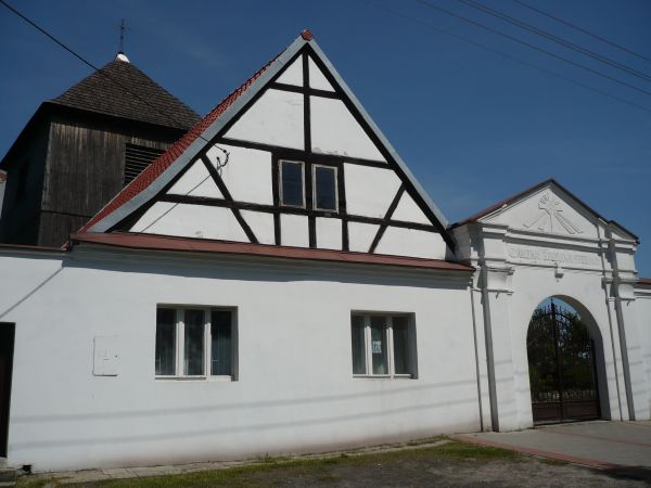 O kościele w Ołoboku można wiele mówić,piękny,wiele zabytków
biel i wzniesienie na wzgórzu czyni go jeszcze piękniejszym,na zdjęciu wejście na teren kościoła i