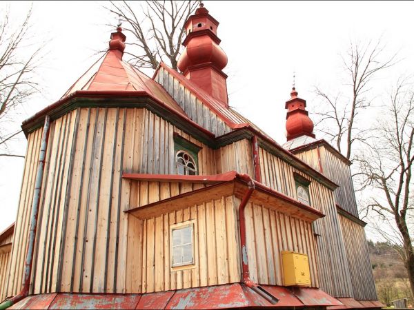 Drewniana filialna cerkiew greckokatolicka p.w. św. Paraskewii w Hołuczkowie . Zbudowana w 1858 r. przez miejscowego cieślę Konstiantyna Melnyka. Wewnątrz cerkw